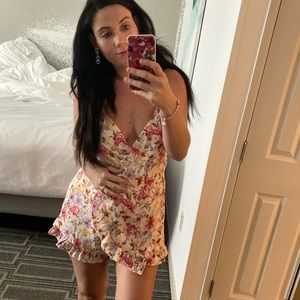 Floral romper only wore once size L can wear for maternity too.